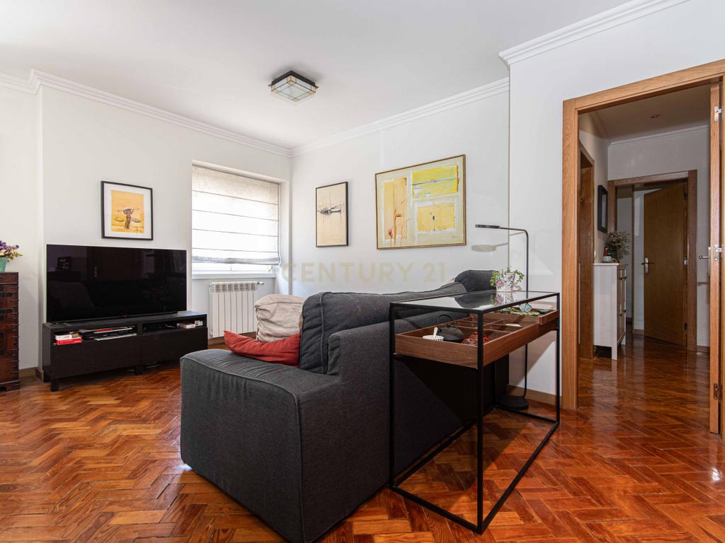 Apartamento T4 luminoso em Alvalade que combina estilo e localização premium - Image 14