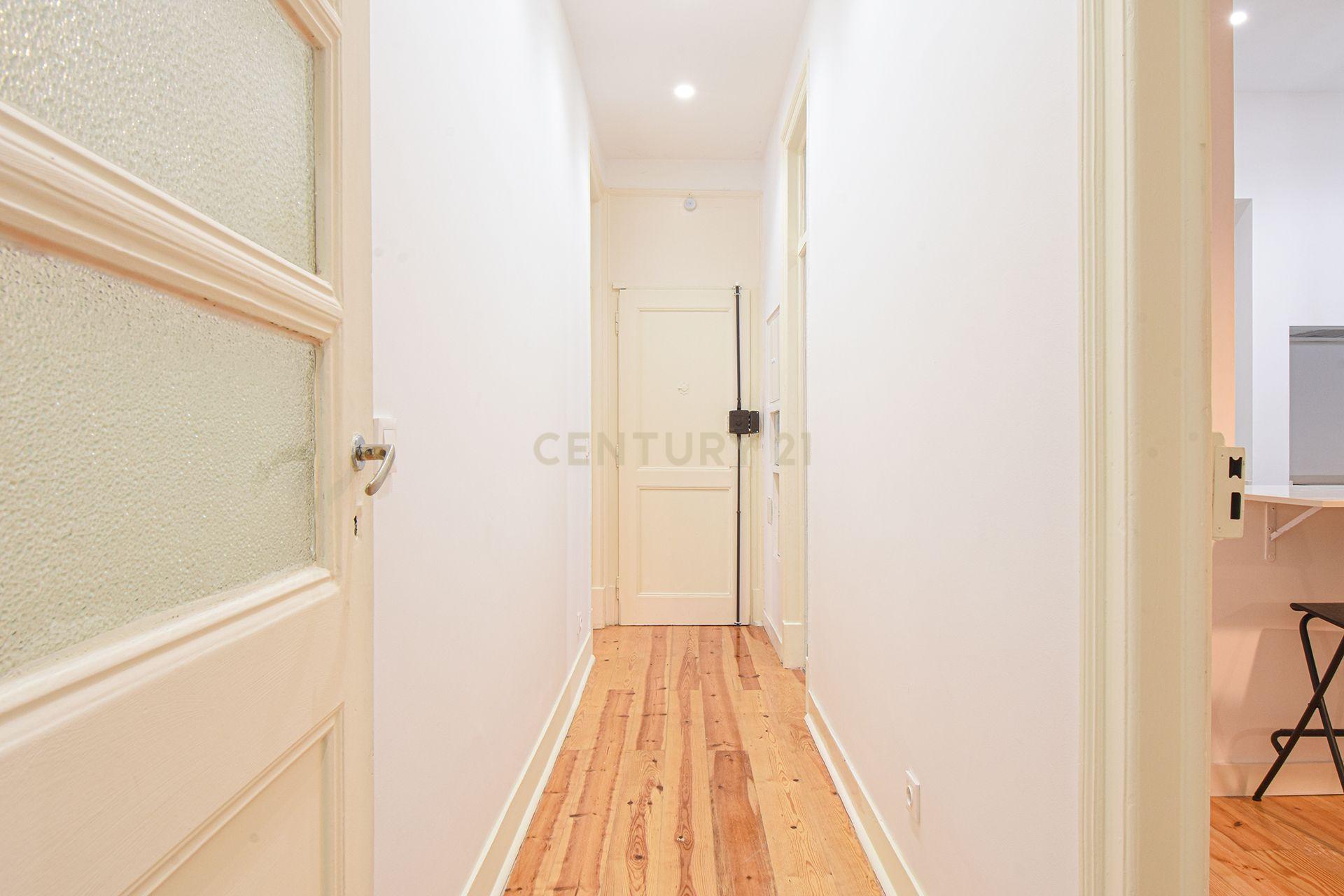 Apartamento T3 renovado com Licença AL - Lisboa - Image 17