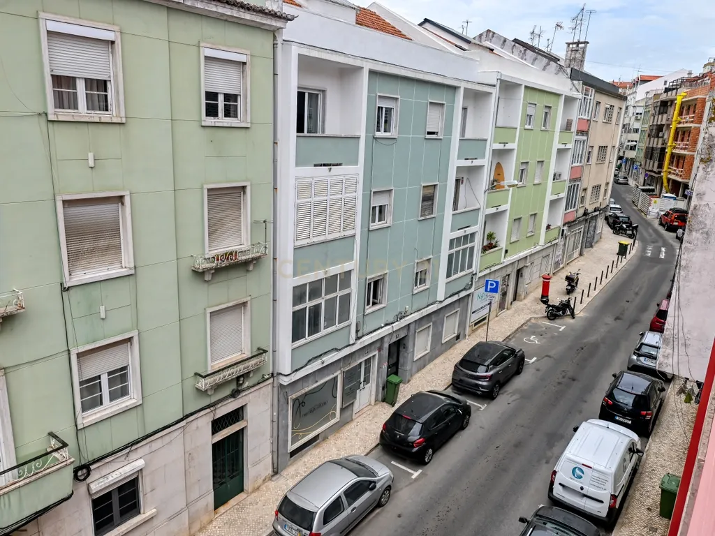 T2+1 Remodelado com sótão/suite e excelente localização - Benfica - Image 19