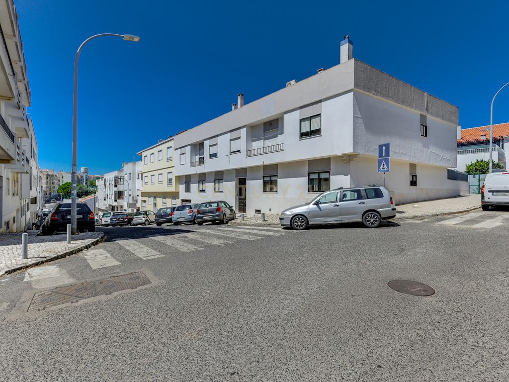 Apartamento T3 com Terraço Privativo e Jacuzzi – Alto da Brandoa            - Image 27
