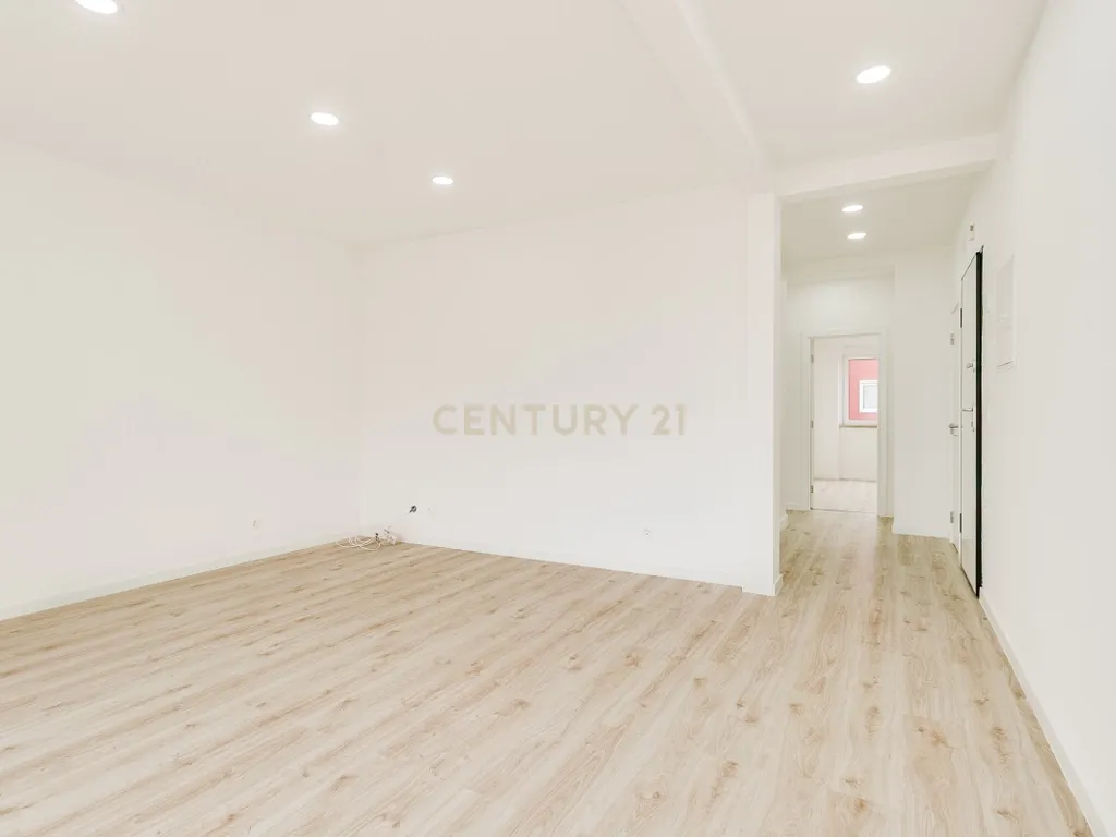 Apartamento T2 Remodelado na Prestigiada Avenida Jaime Cortesão em Setúbal – Próximo da Zona Ribeirinha - Image 18