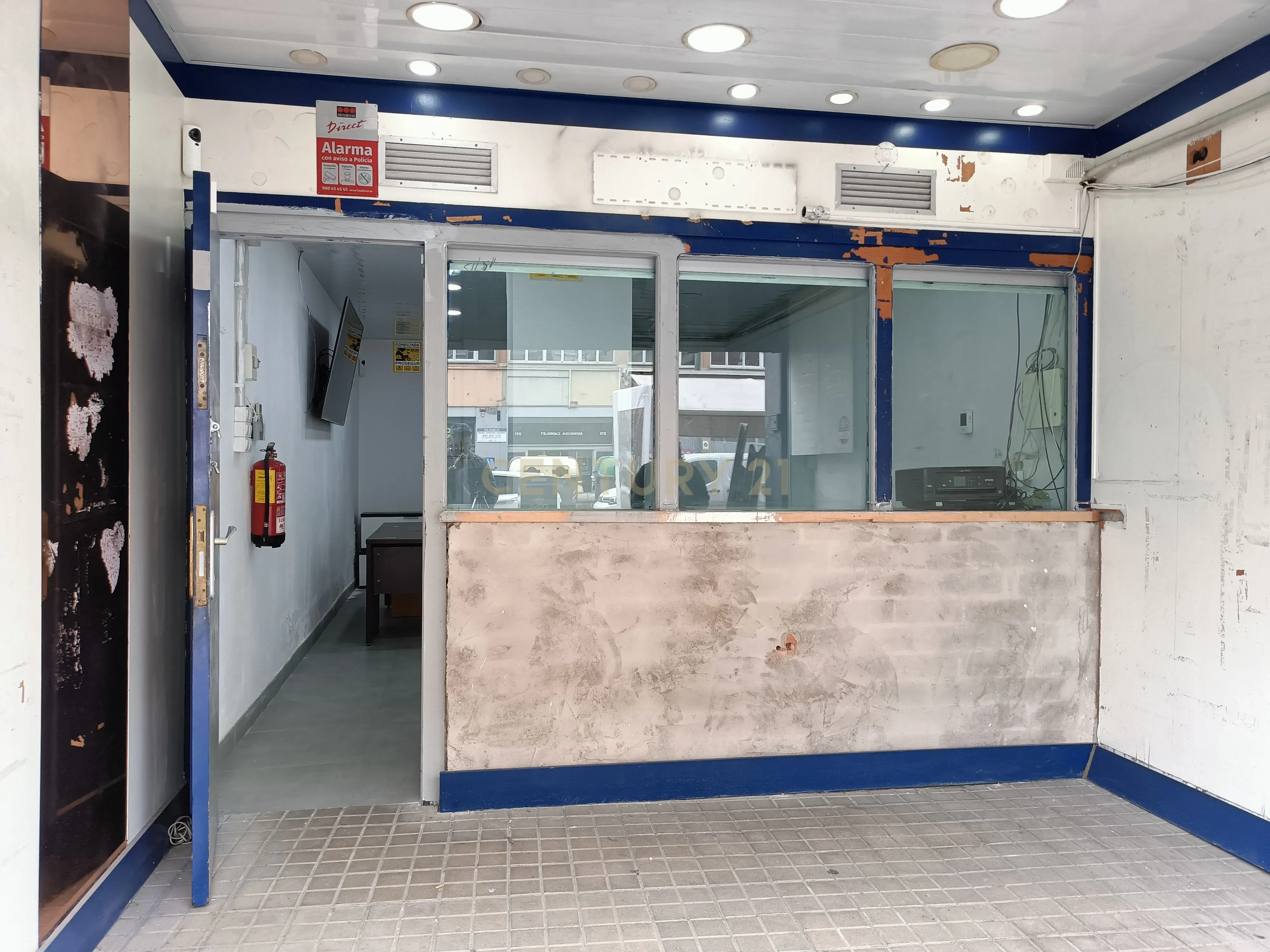 Local Comercial em Barcelona com Acessibilidade e Potencial - Image 1
