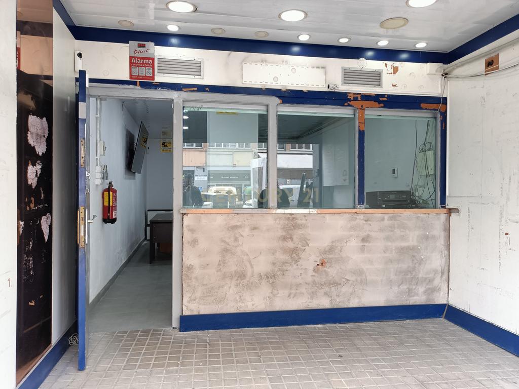 Local Comercial em Barcelona com Acessibilidade e Potencial - Image 1