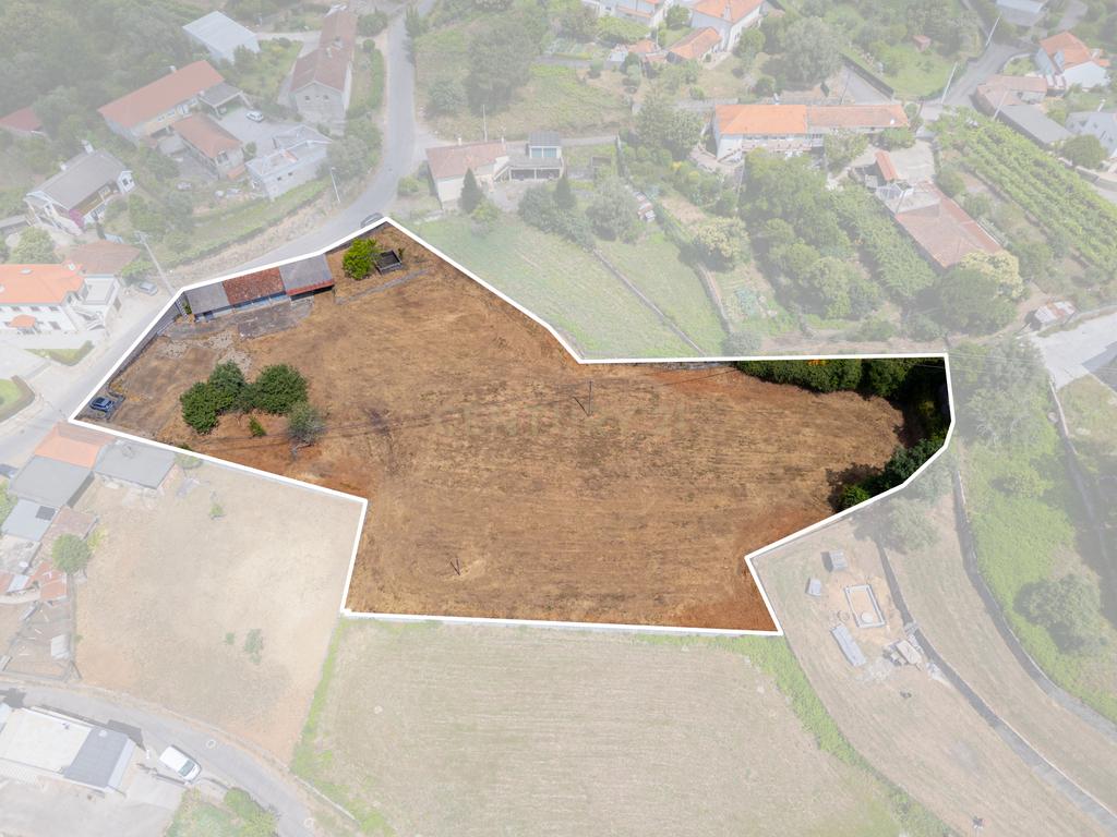 Casa para Recuperação em Braga com Terreno de 5000m² - Image 1