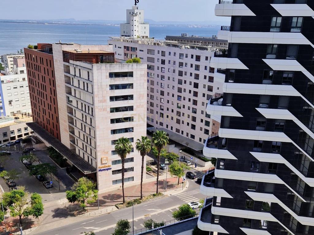 T1 no 11 andar: arrecadação e estacionamento no condomínio Distrikt, Parque das Nações - Image 37