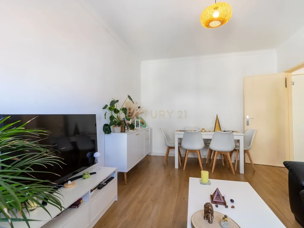 T2 com Excelente Localização em Agualva-Cacém | Ideal para Habitação Própria ou Investimento - Image 2