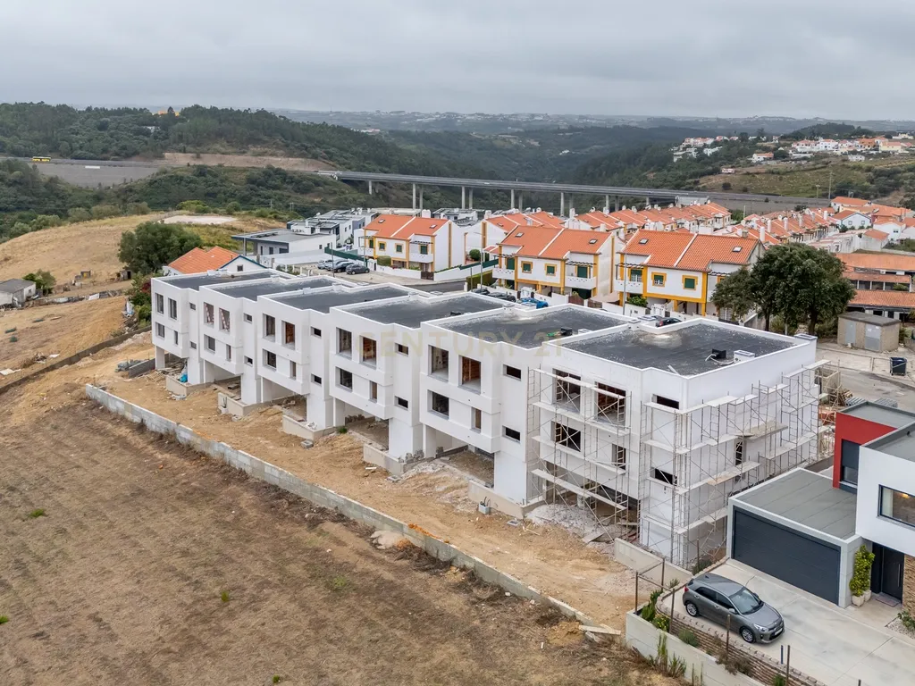 Moradia NOVA Moderna T4: PISCINA e JARDIM Conforto, Modernidade e Vistas Deslumbrantes - Image 5