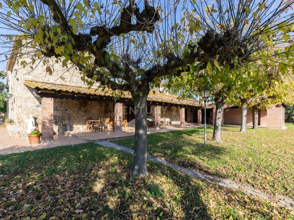 MASIA CATALANA EN VENDA A LLAGOSTERA – MÉS DE 7 HECTÀREES DE TERRENY, LLICÈNCIA TURÍSTICA, PISCINA I CAMP DE FUTBOL - Image 17