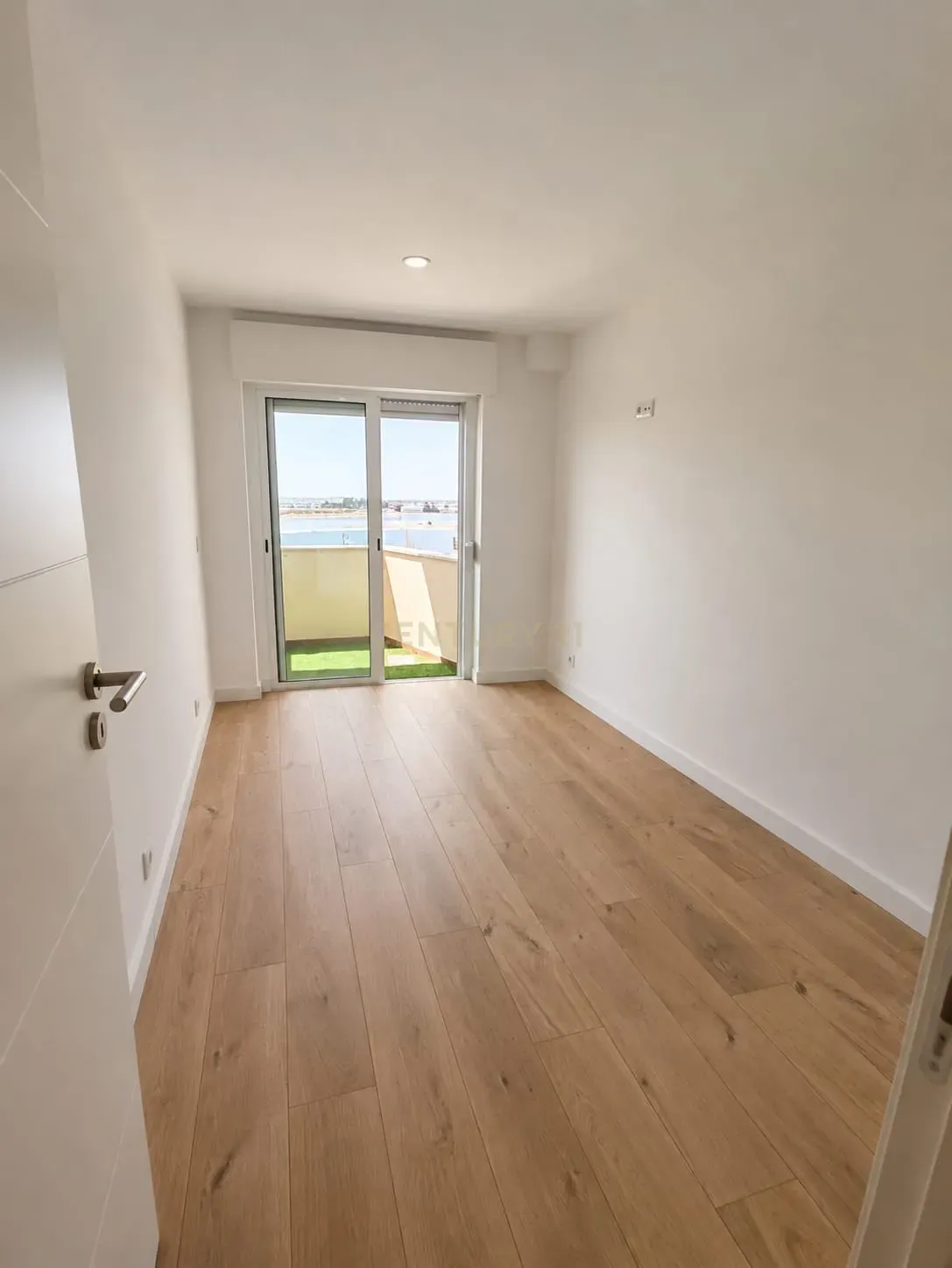 Fotografia 12 de T2+1 Totalmente Remodelado com Varanda e Vista Desafogada | Forte da Casa