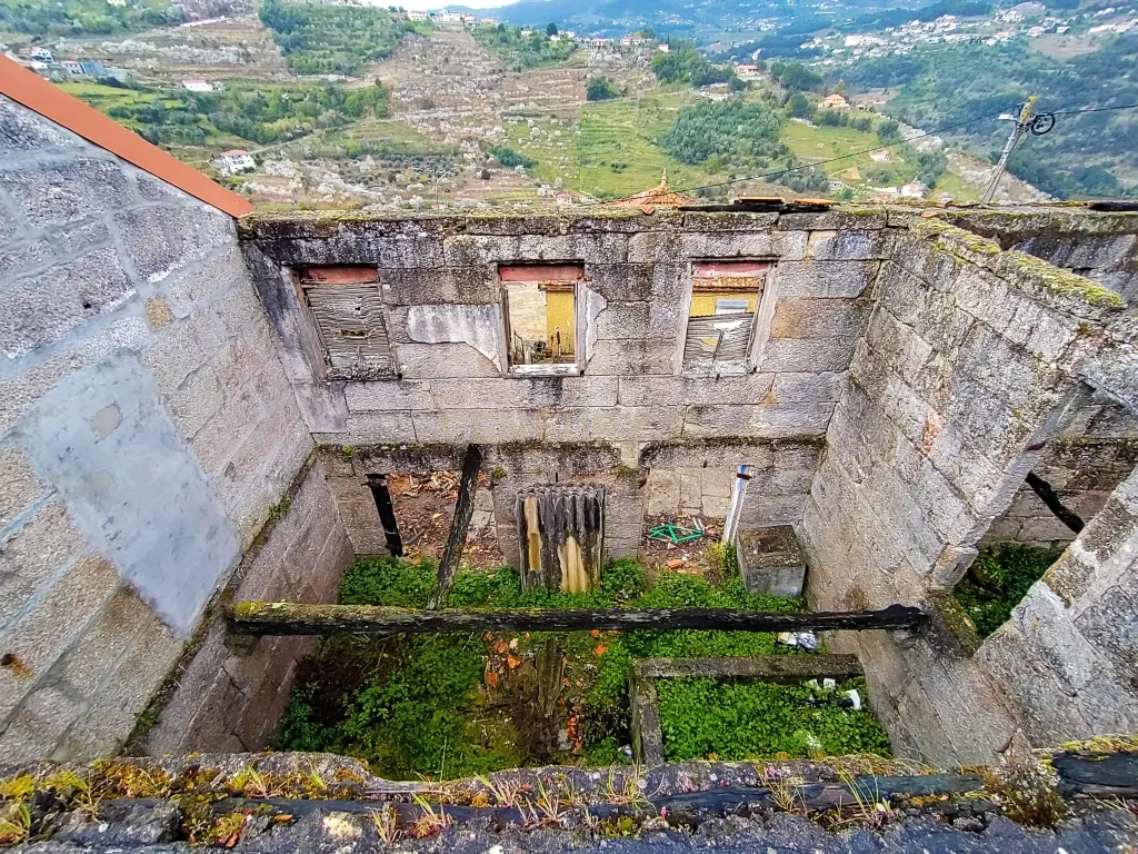 Moradia para reconstruir com terreno, refúgio paradisíaco perto da praia fluvial de Porto de Rei, S. Martinho de Mouros, Resende - Image 7