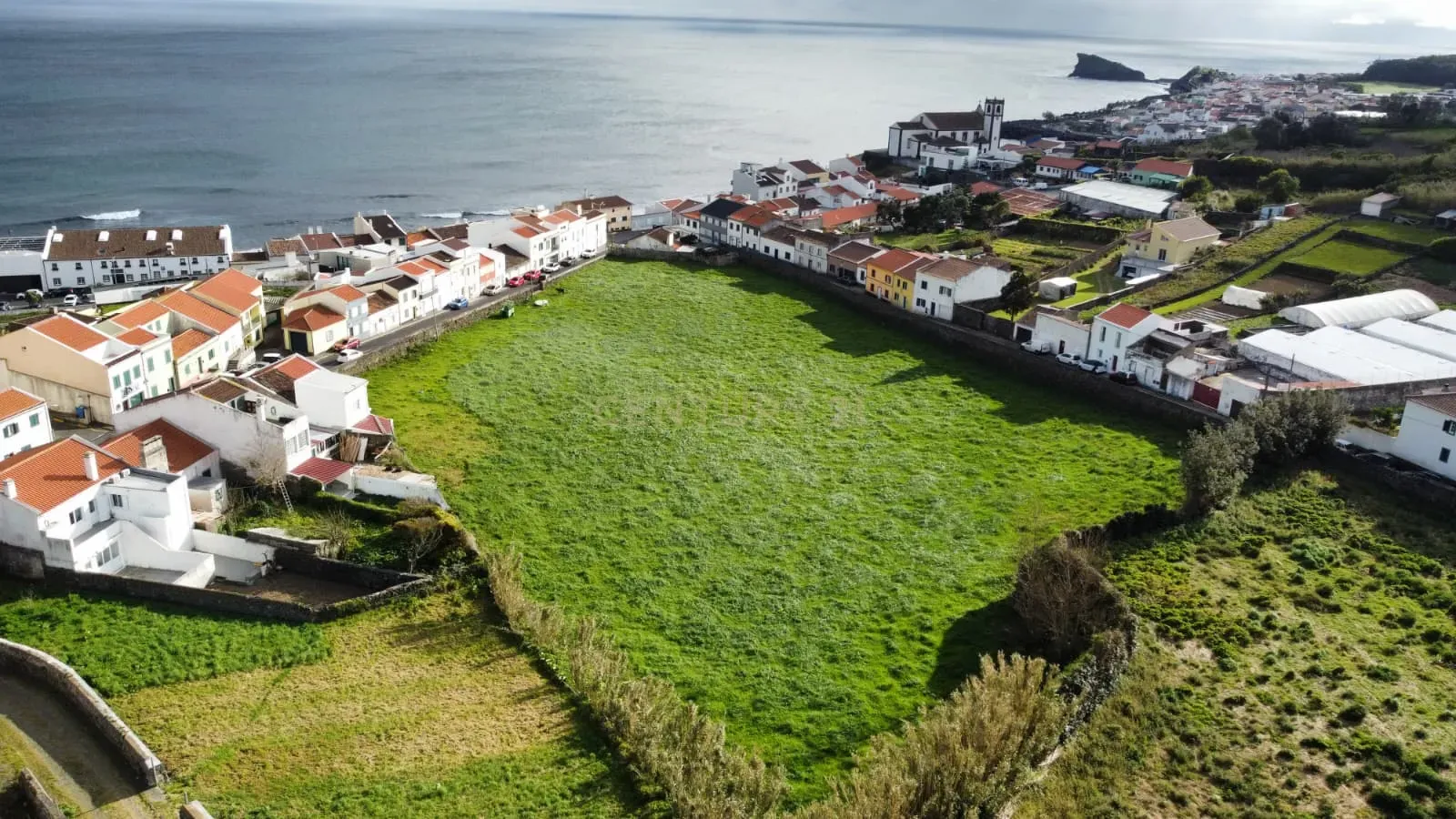 Fotografia 9 de Último Terreno Amplo para Investimento junto à Praia
