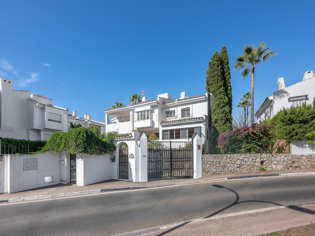 Moradia geminada no Conjunto San Javier Elegância, conforto e espaços para desfrutar -Nueva Andalucia–Marbella    - Image 29