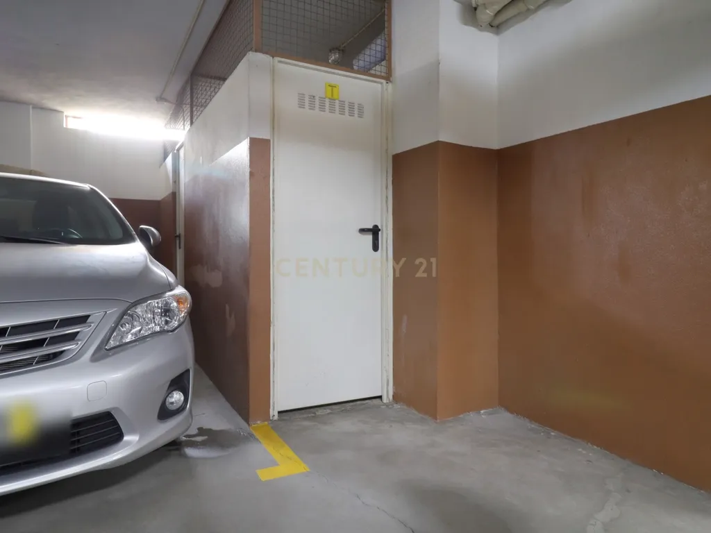 Apartamento T3 Caulinos, 2 Lugares de Garagem e Arrumos - Image 10