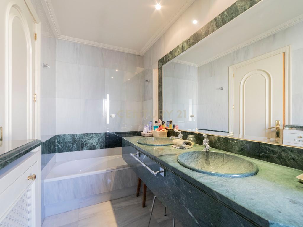 Luxuoso Apartamento T5 com Vista Panorâmica em Madrid - Image 26
