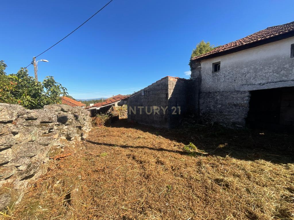 Moradia para restauro em Boivão, Valença - Image 3