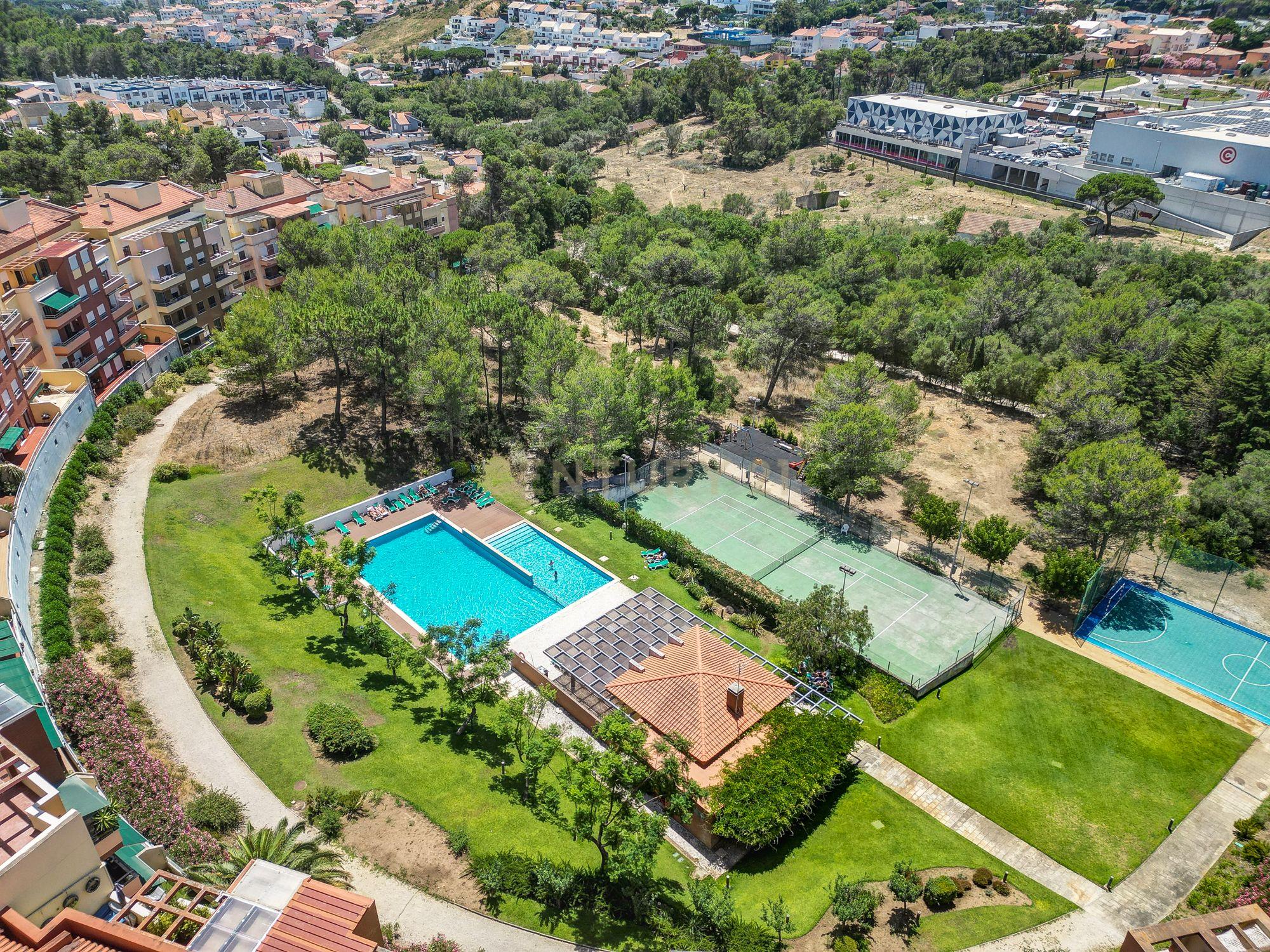 T2 COM VARANDAS VISTA JARDIM E PISCINA - CONDOMINIO FECHADO NO ESTORIL