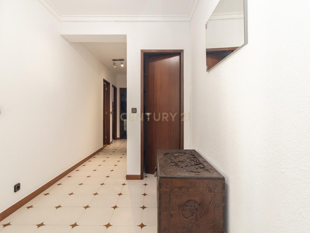 Apartamento T2 de 98m2 com Excelentes Áreas e 2 WC no Centro da Costa da Caparica - Image 22