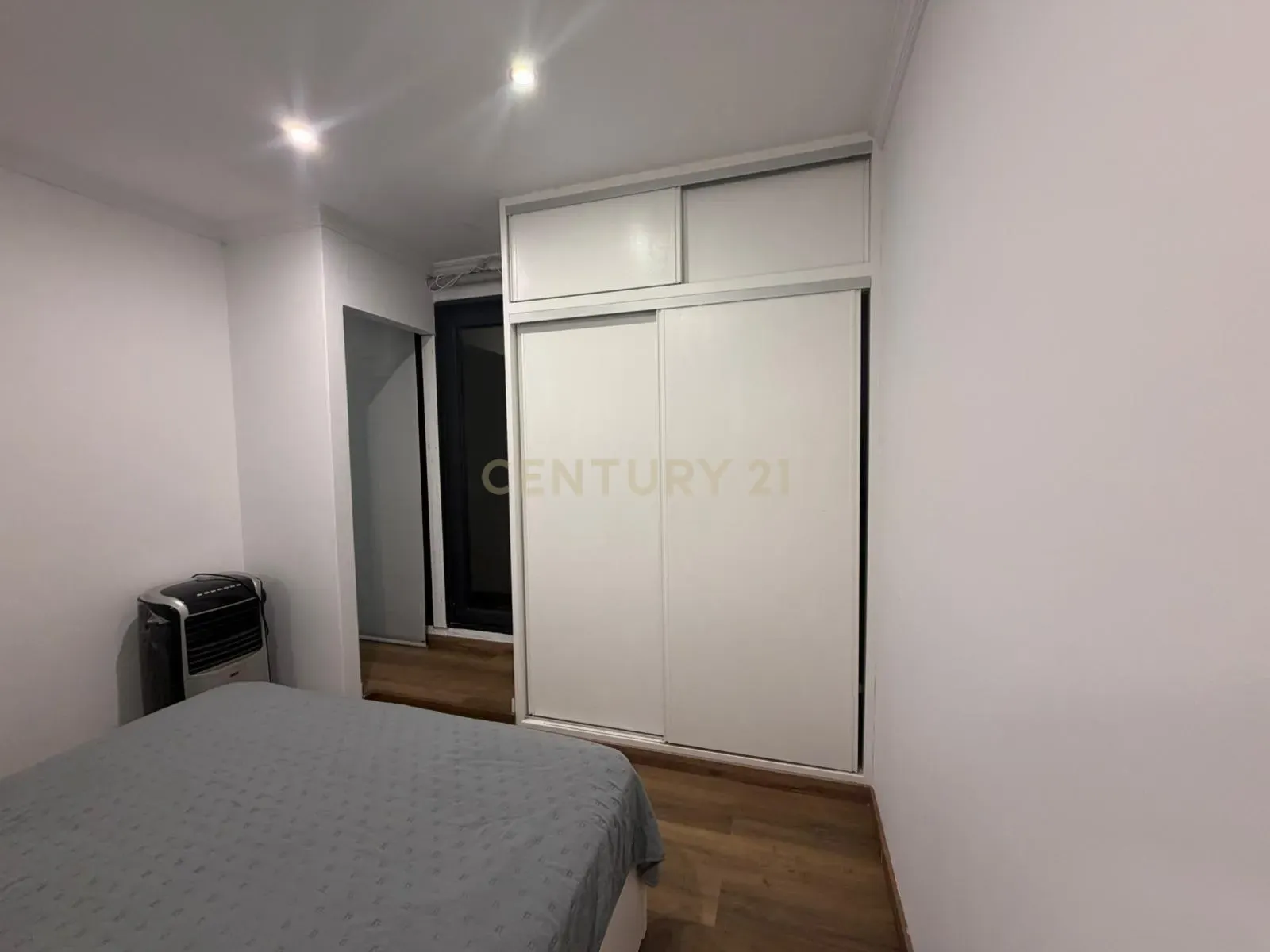 Fotografia 11 de T1 Remodelado Junto ao Fórum Madeira com Estacionamento