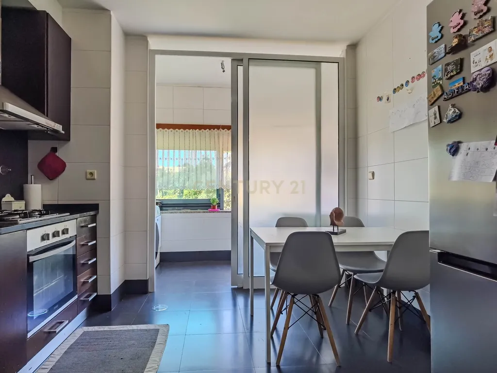 Apartamento T2 com Garagem e Arrumos — Coronado, São Mamede - Image 20