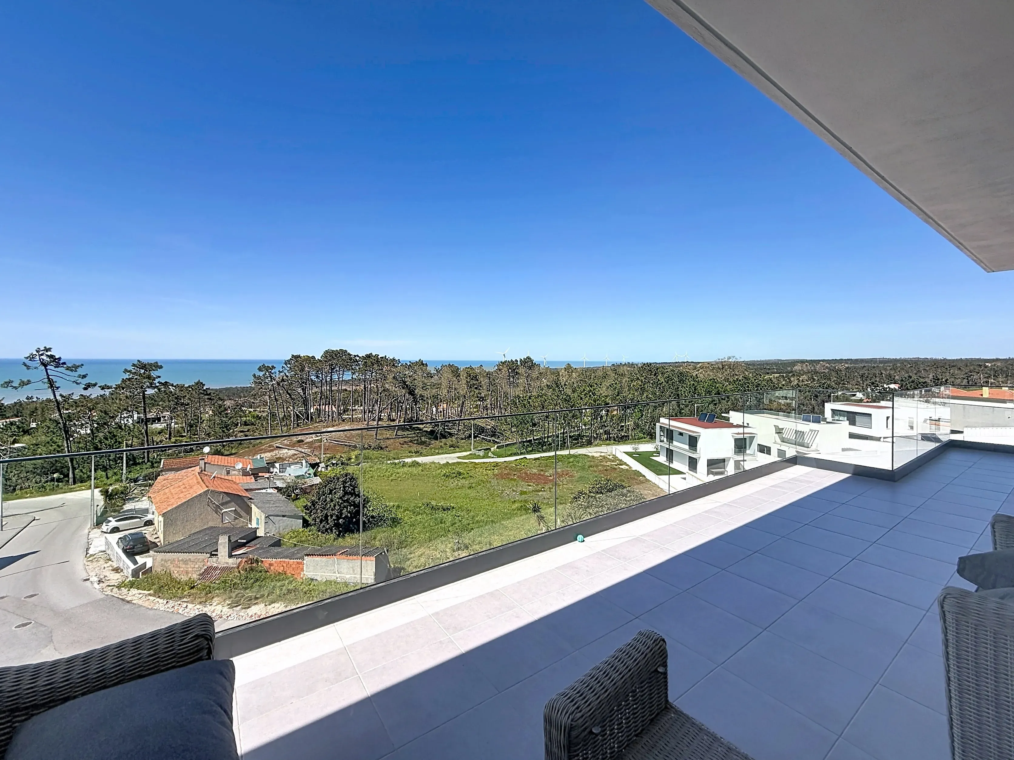 Fotografia 10 de Último piso, vista total de mar e luz natural em cada detalhe — um T3 único na Nazaré