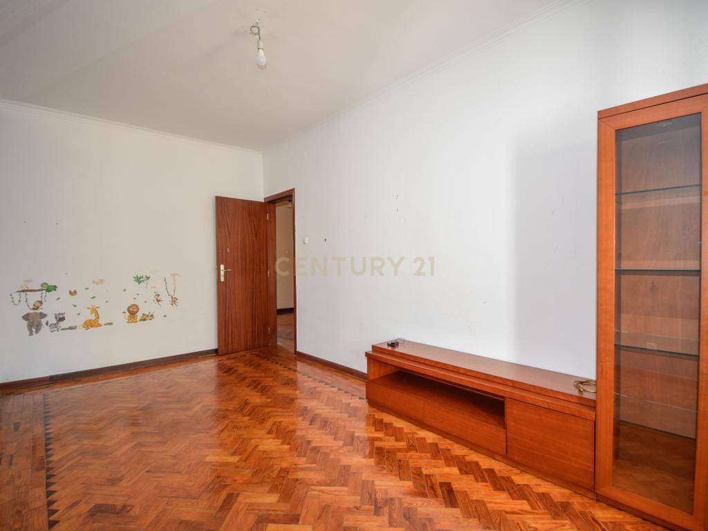Apartamento T3 à Venda – Odivelas, Rua de Serpa Pinto | Junto ao Metro - Image 4