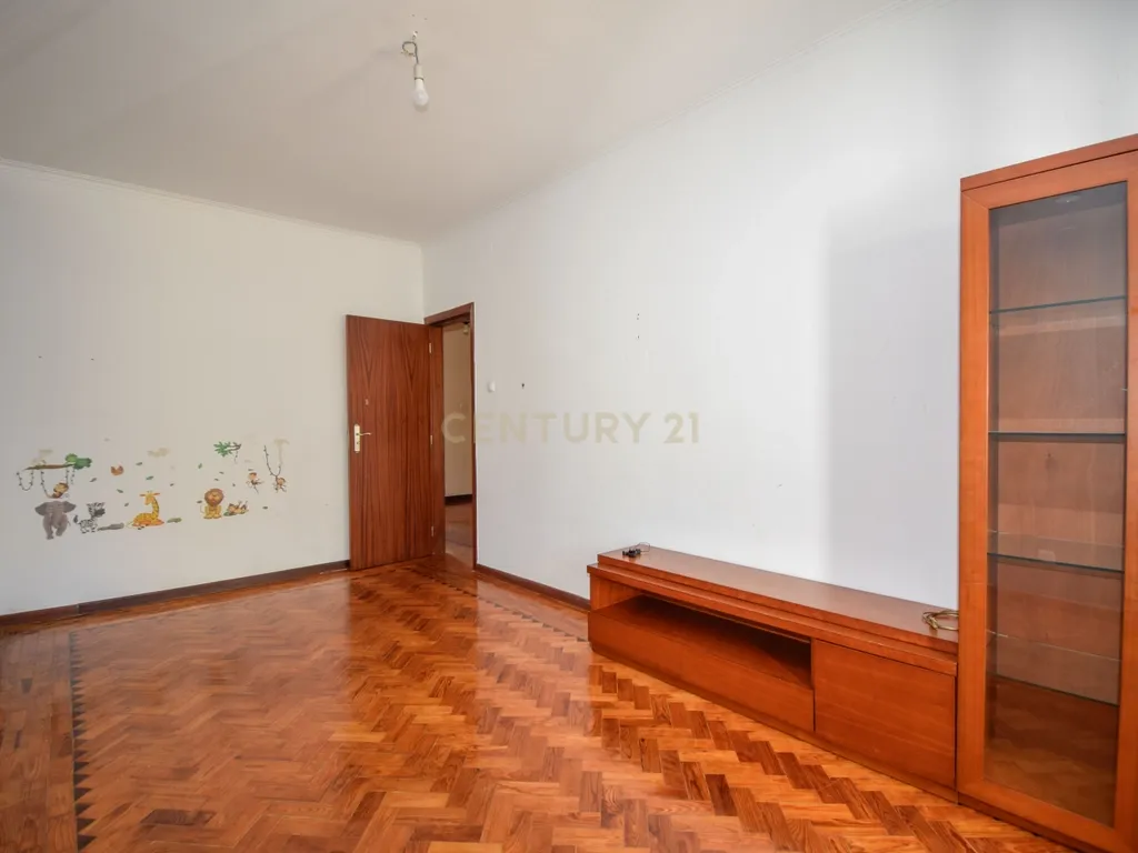 Apartamento T3 à Venda – Odivelas, Rua de Serpa Pinto | Junto ao Metro - Image 4