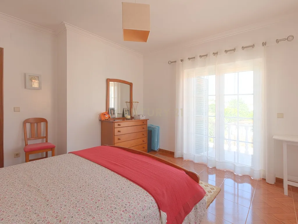Moradia T4 Isolada com Jardim e Garagem em Olalhas – Tomar - Image 20