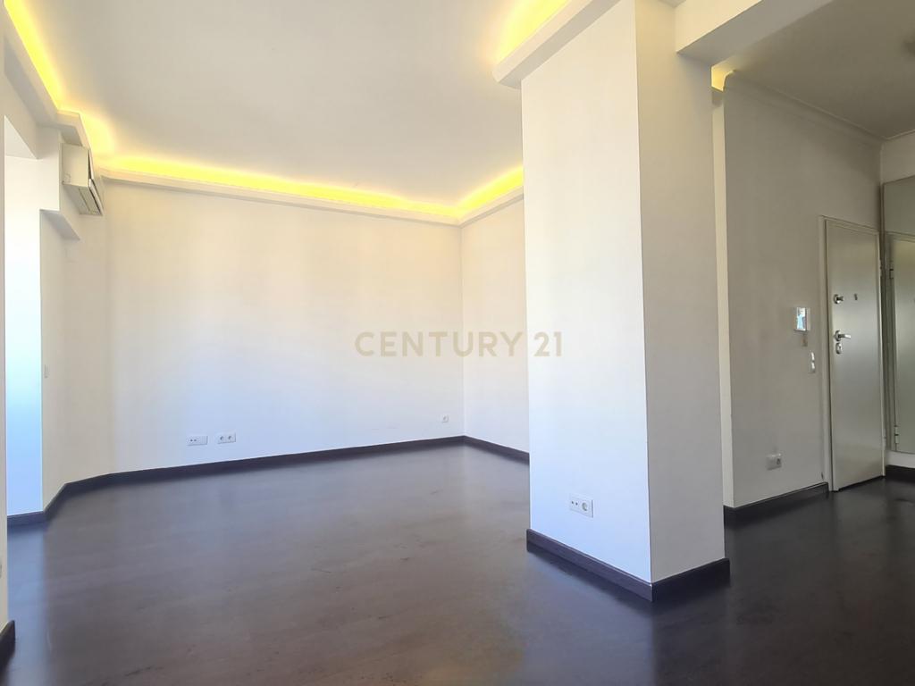 Apartamento Renovado T2 em Santa Clara, Lisboa - Image 4