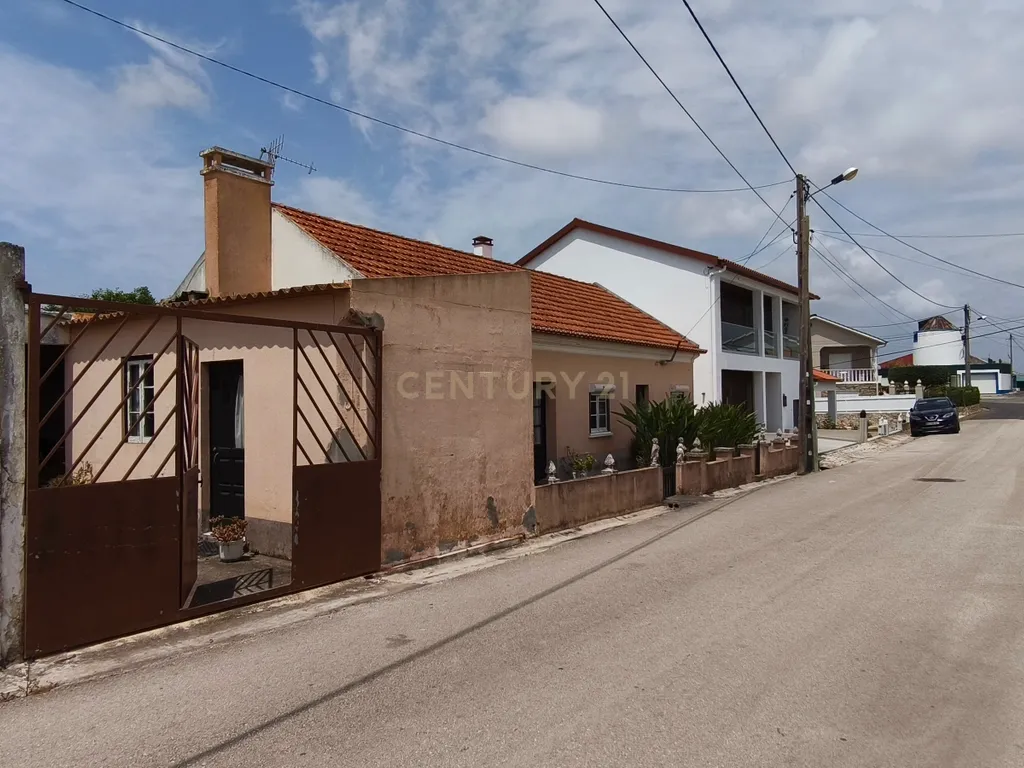 Moradia T4 em Torres Vedras em lote de 625m2 - Image 1