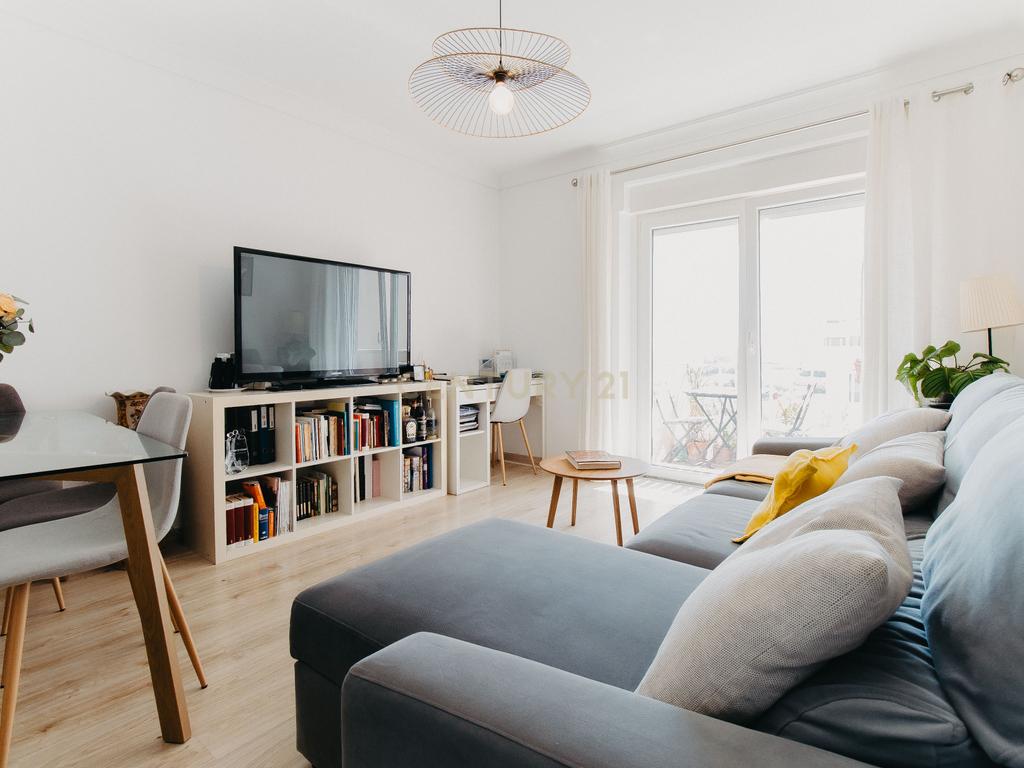 Apartamento T3, 3 varandas e 2 wc. Situado no último piso de um edifício tranquilo, conforto, funcionalidade e uma localização difícil de igualar. - Image 2