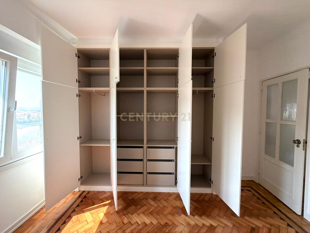T3+1 Totalmente Remodelado para Arrendamento em Alvalade - Image 13