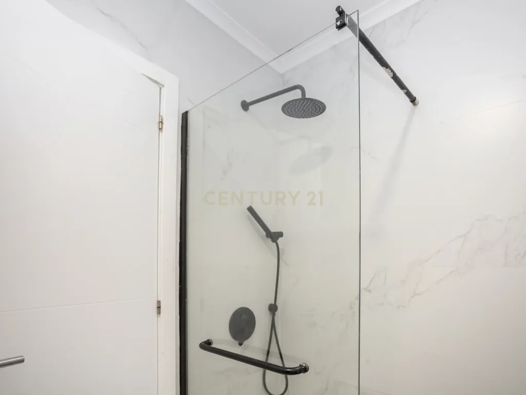 Apartamento T3 mais sótao, num 1 andar em Amora - Seixal - Image 34