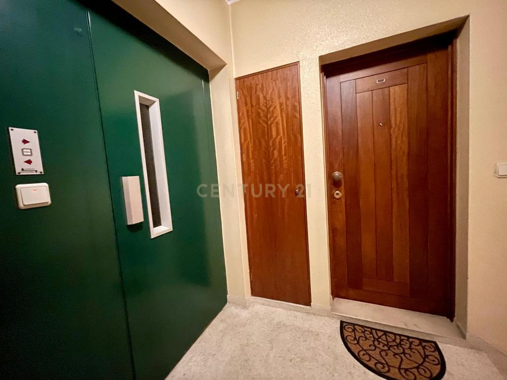 T2 com lugar de garagem em Pedrouços - Image 16