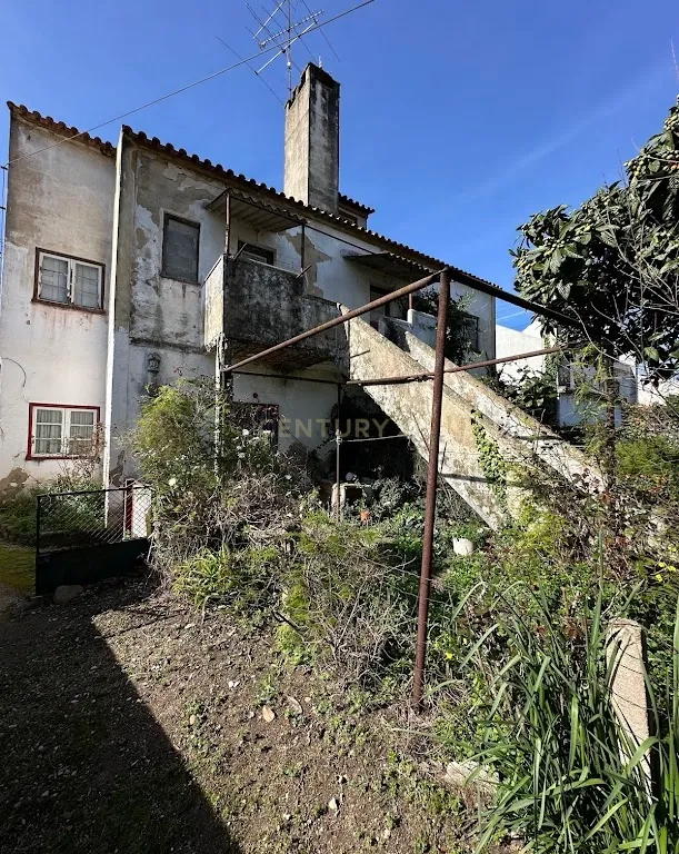 Prédio para remodelação no Entroncamento junto à estação de comboios - Image 3