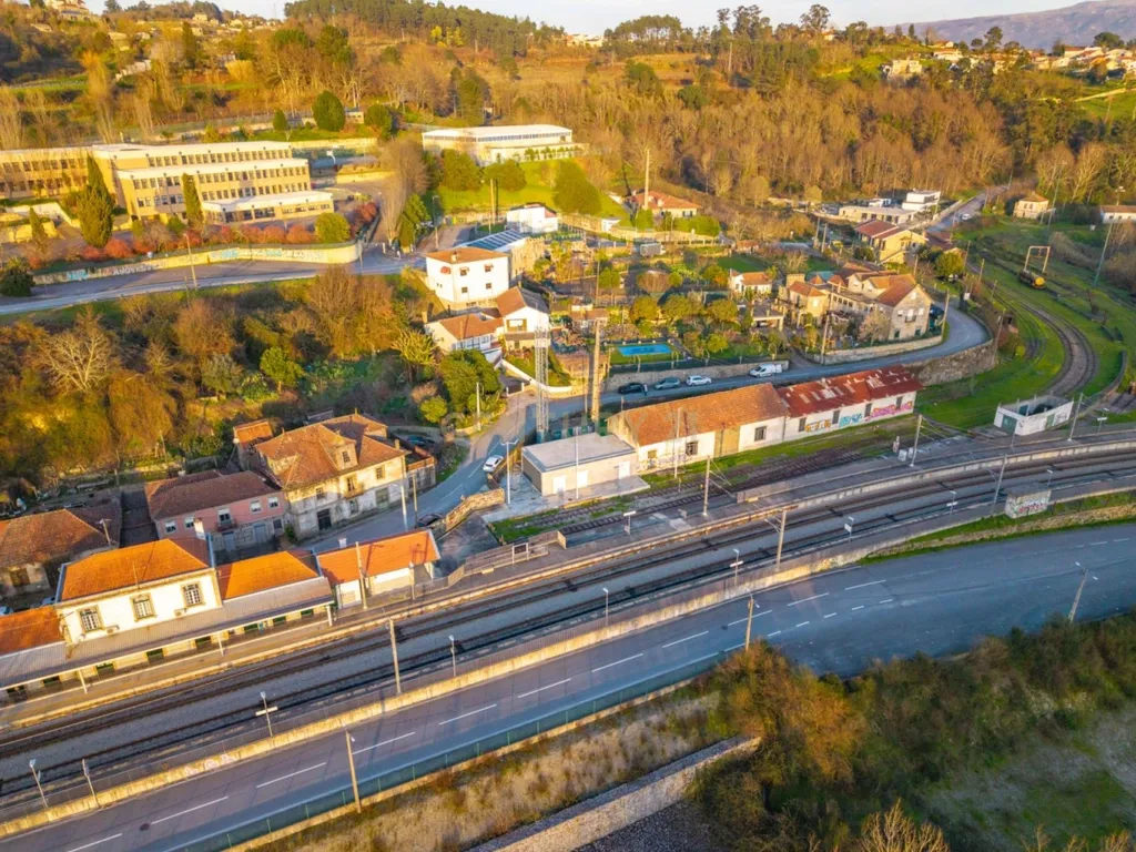 Moradia V5 com Grande Terreno Urbano junto à Estação de Livração – Marco de Canaveses - Image 4