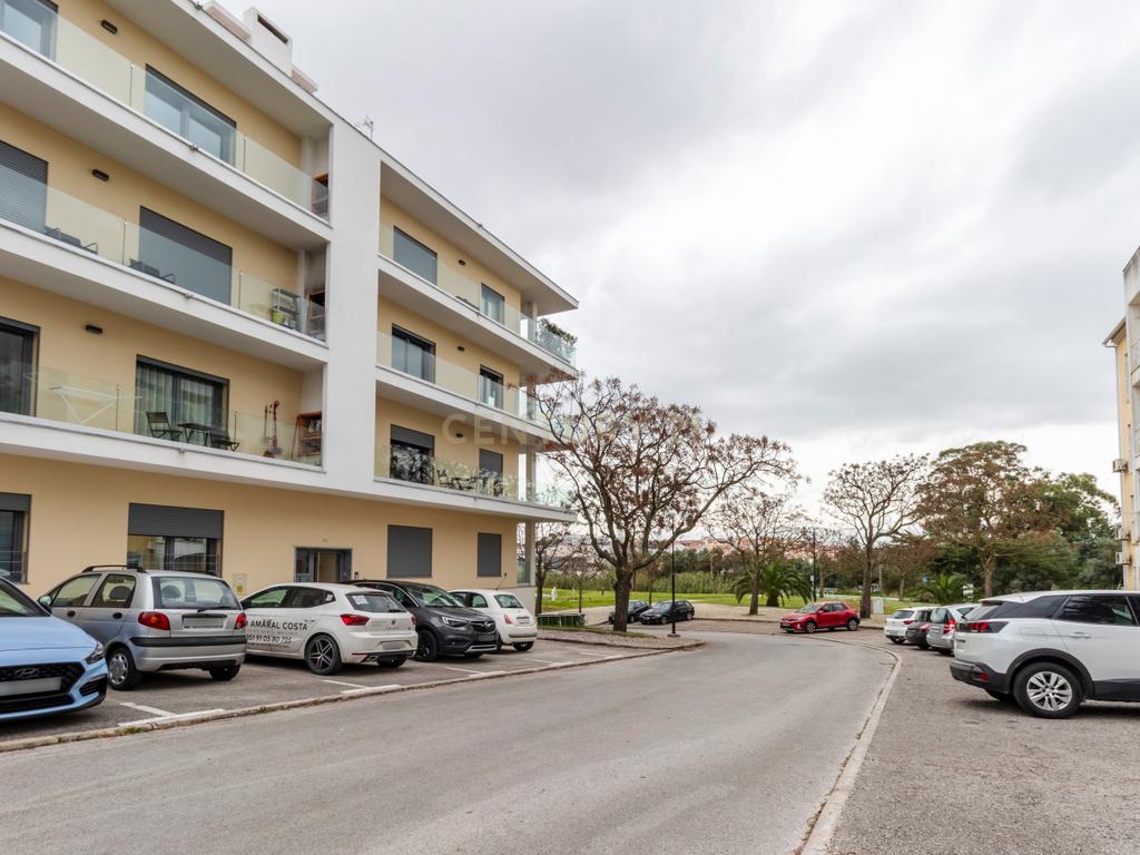 T2 Semi-Novo (2023) | Terraço/Varanda em U de 60 m² | Parqueamento + Arrecadação | Elevador | Quinta da Várzea, Sobreda (Almada) - Image 5