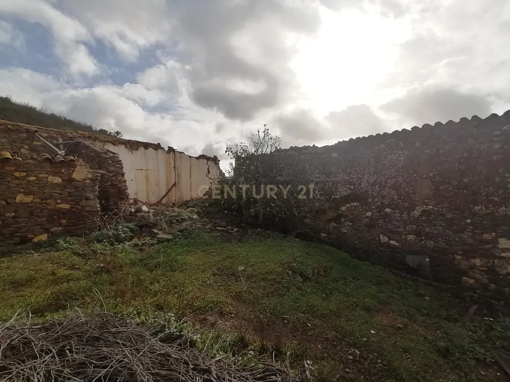 Moradia antiga com vários anexos para recuperação em Ribeira de Odelouca, São Barnabé. - Image 11
