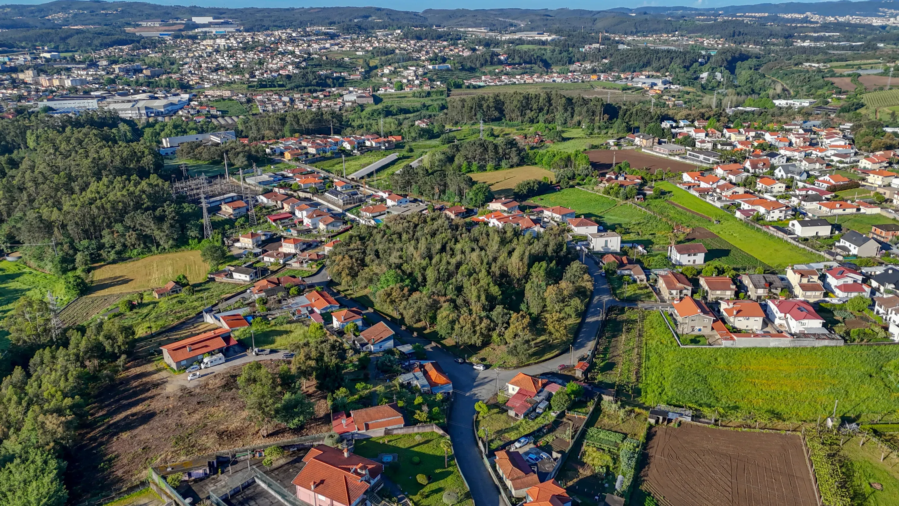Terreno com 14.000m2 próximo ao Centro de Santo Tirso - Image 3