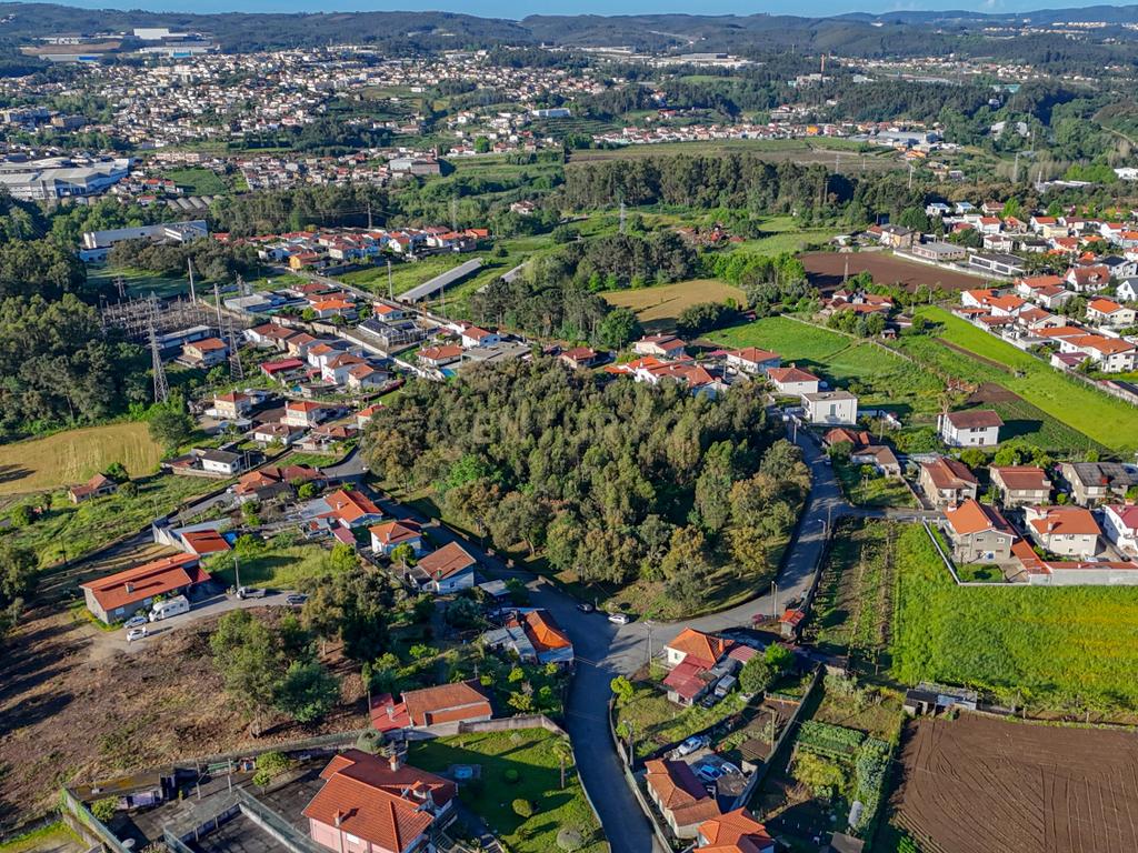 Terreno com 14.000m2  próximo ao Centro de Santo Tirso - Image 3