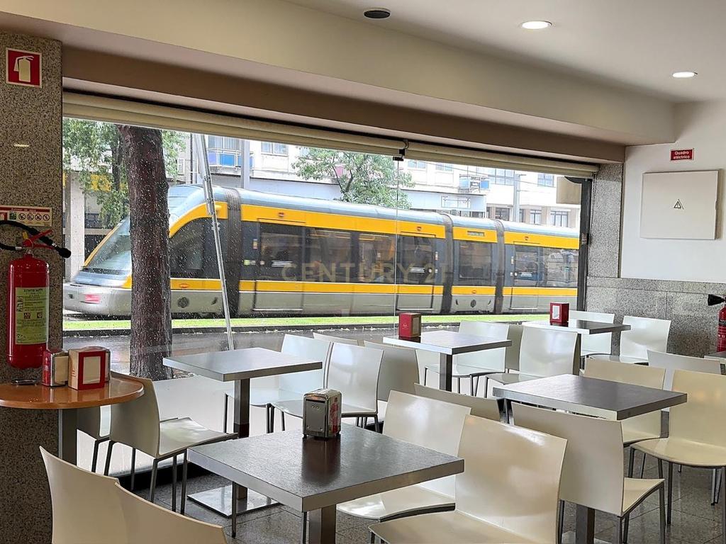 Café/Restaurante com 2 Armazéns e Loja Independente na Av. da República, Gaia - Image 7