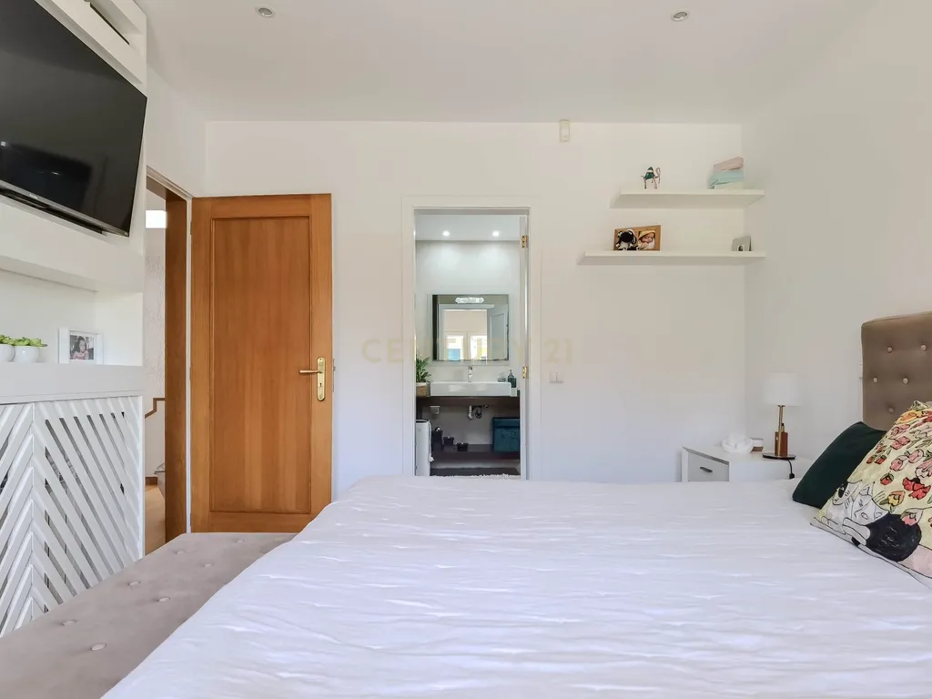 Luxuosa Moradia T3 em Gondomar com Vista Panorâmica e Piscina - Image 23