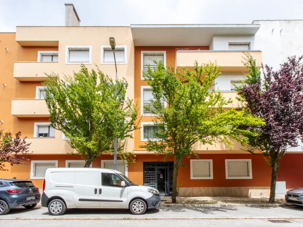 Espaçoso T3 com Varanda em Caparica, Almada - Image 13