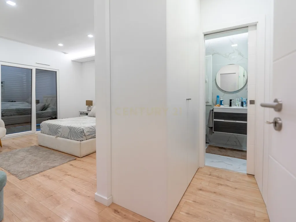 Moradia T3+1 Térrea de gaveto com Piscina, Domótica e Espaço Exterior | Fernão Ferro - Image 36
