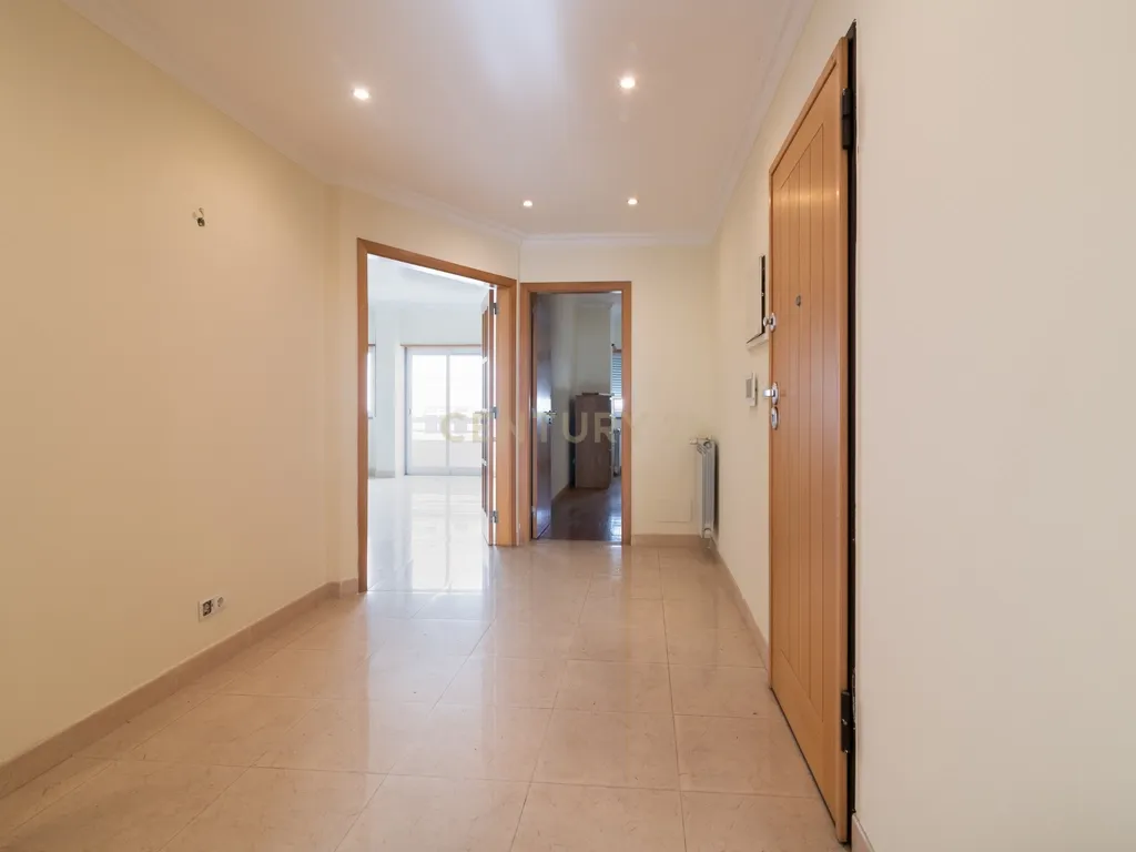 Apartamento T4 no Centro de Odivelas com Parqueamento para 3 Viaturas - Image 23