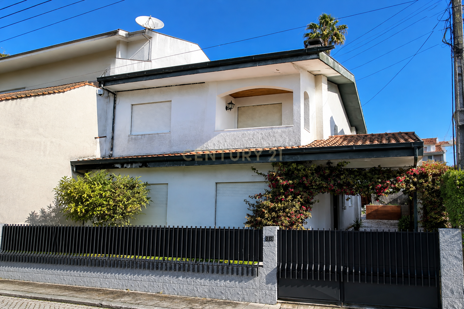 Moradia T2 Geminada com 3 Frentes, anexo multiuso, churrasqueira e Jardim – Baguim do Monte