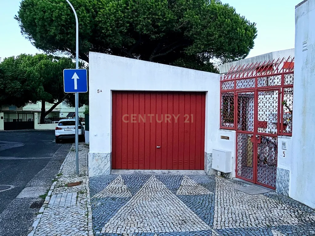 MORADIA T5 C/ TERRAÇO E JARDIM ALFRAGIDE - Image 39
