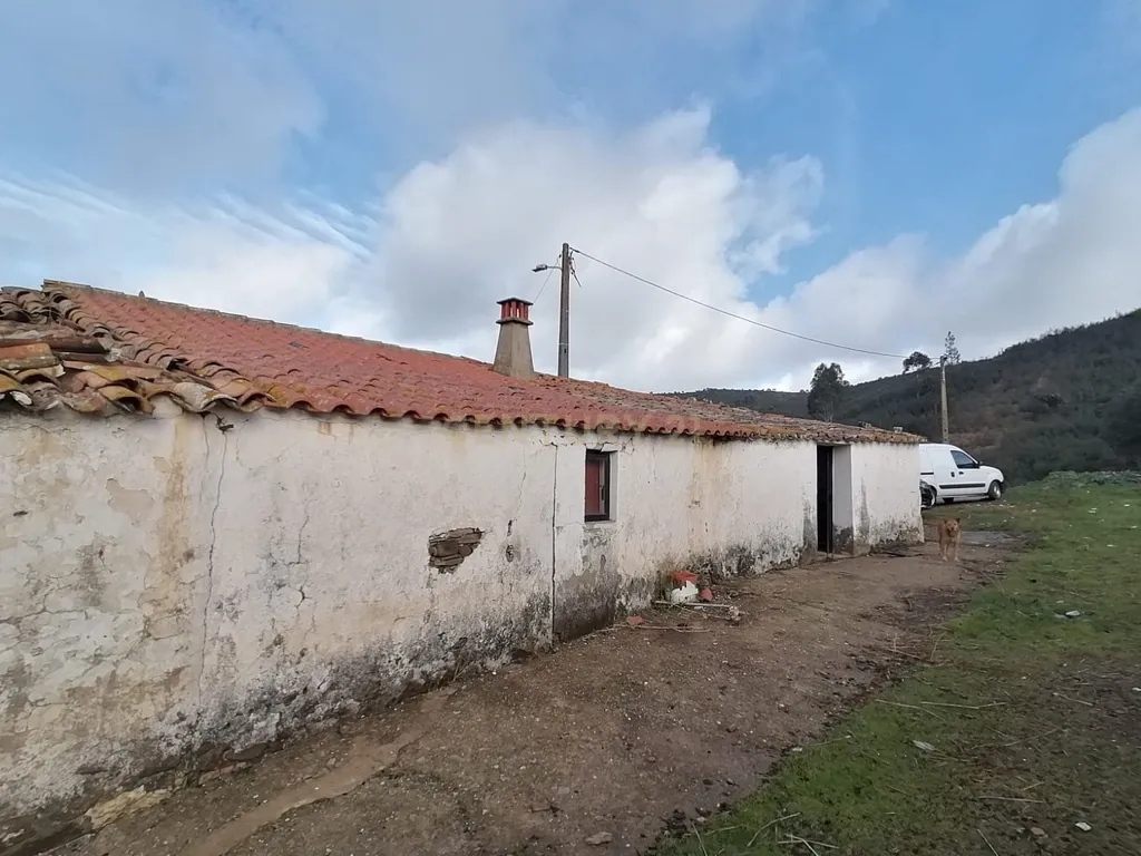 Moradia antiga com vários anexos para recuperação em Ribeira de Odelouca, São Barnabé. - Image 13