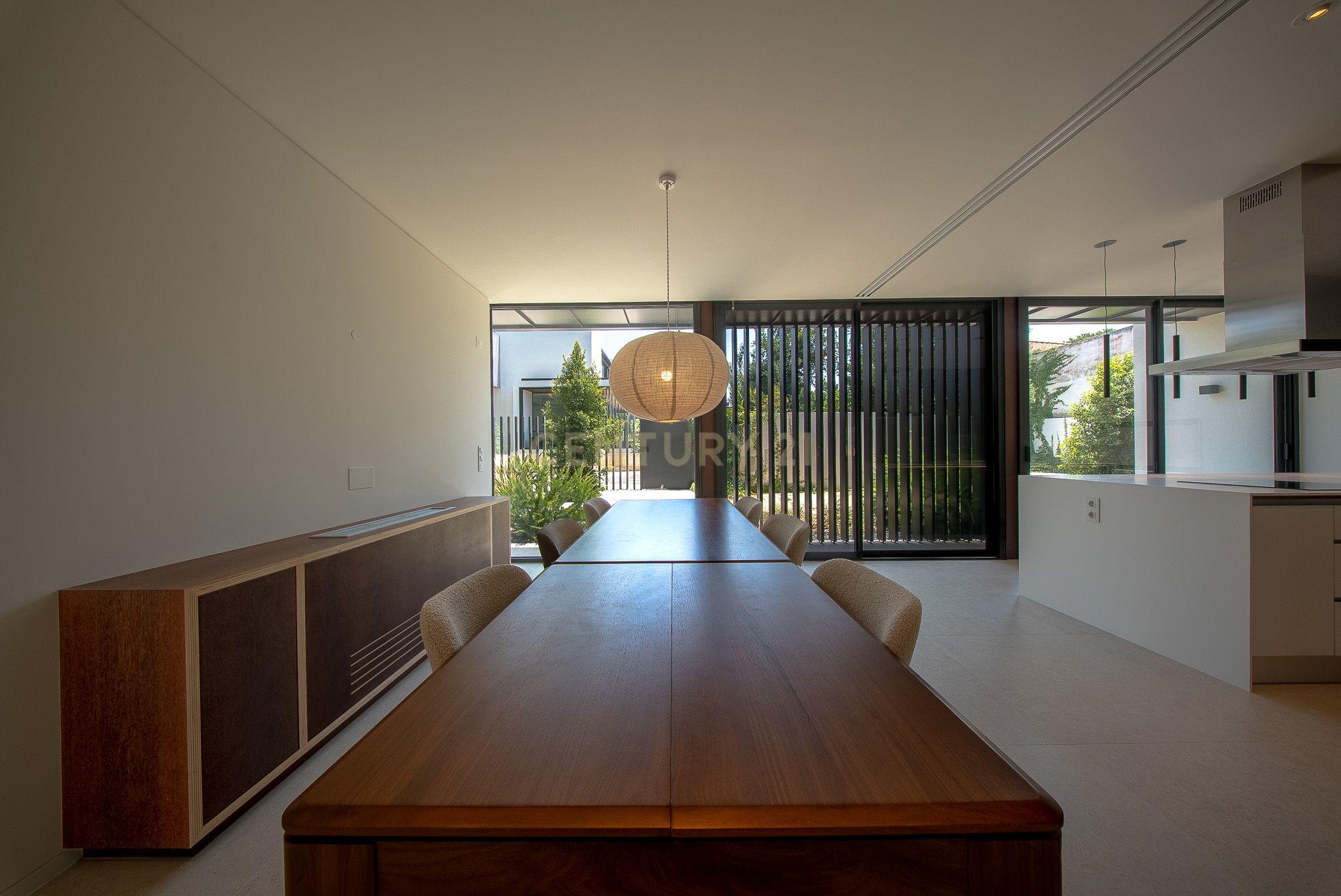 Fotografia 5 de Moradia T4 | Área de Construção: 380m² | Lote: 502m² | 3 Pisos | Piscina Privada