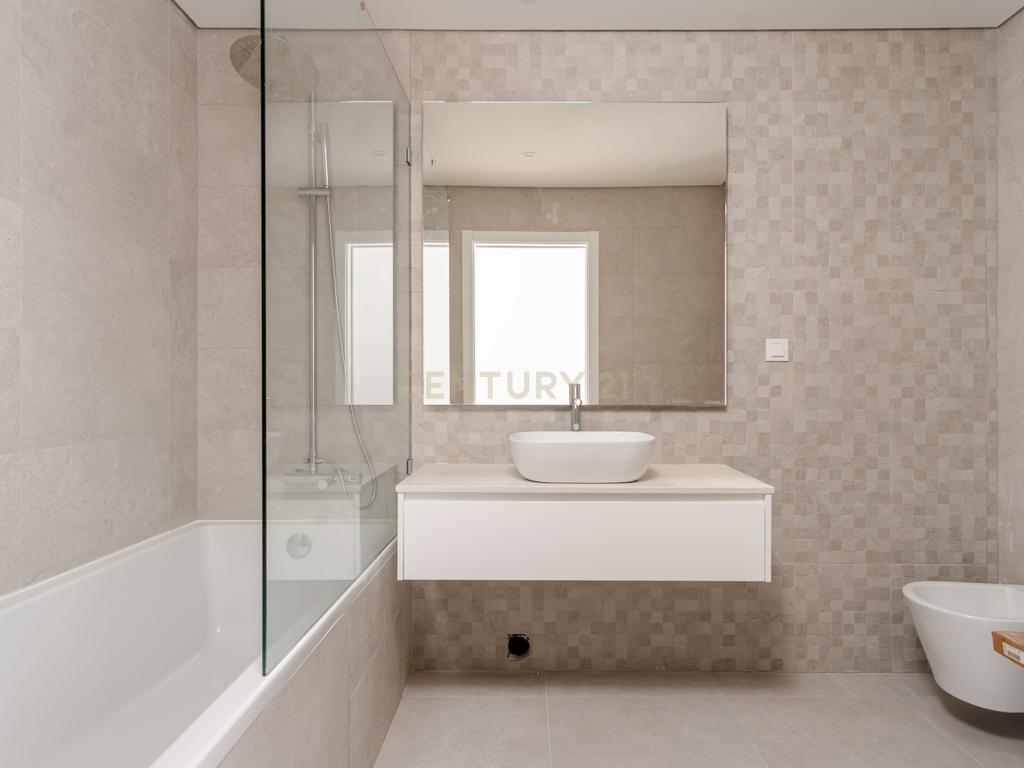 Exclusiva Penthouse T4 inserida num Empreendimento em Almada - Image 12