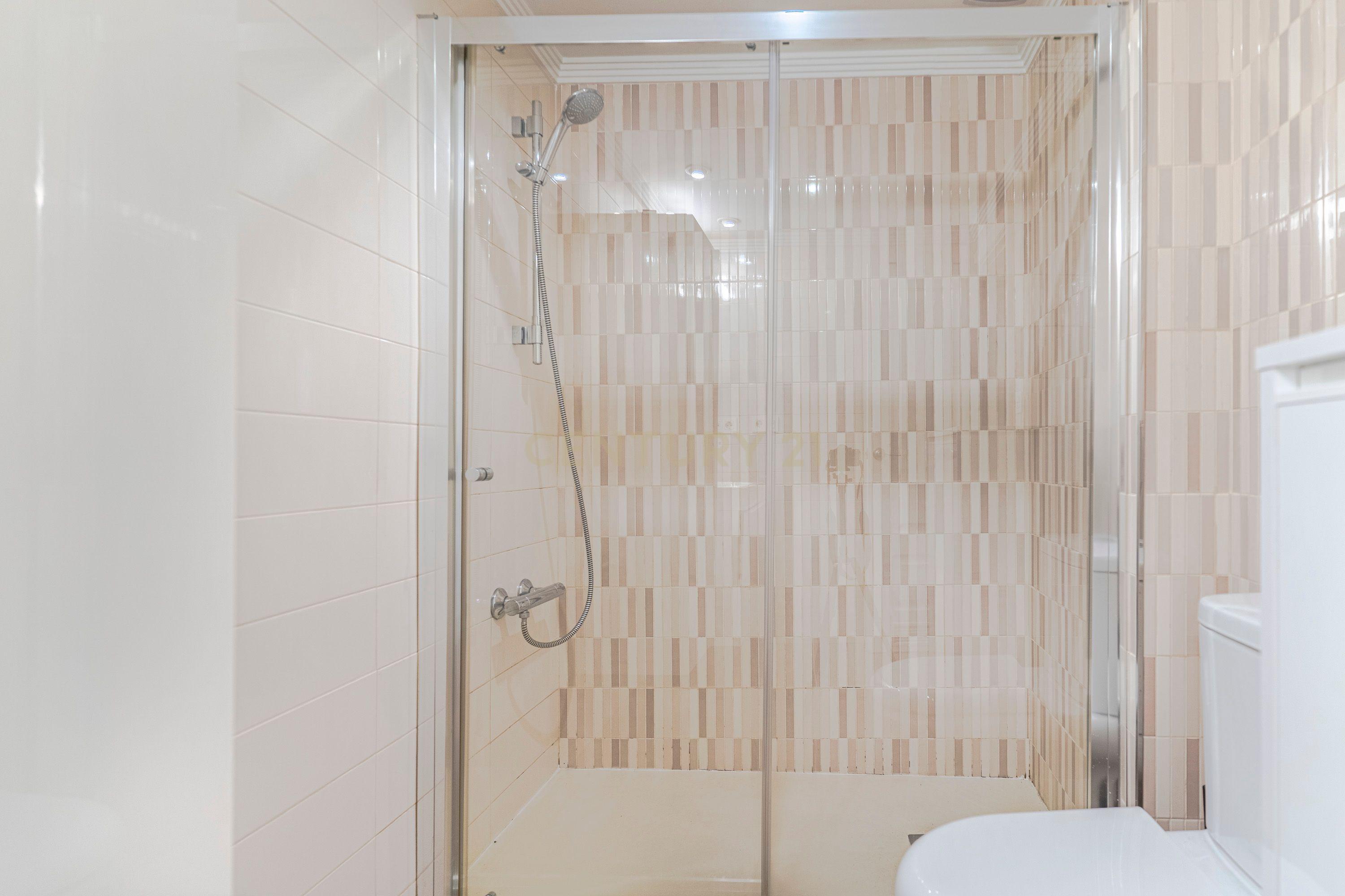 Apartamento Renovado em Granada com Garagem e Segurança - Image 18